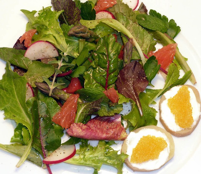 Handverlesenes Grn: Salat mit kaviargekrnten Kartoffelscheibchen   | Foto: stechl
