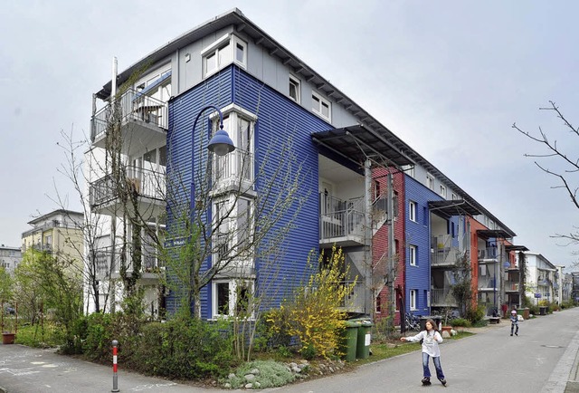 Blau, rot, wieder blau: Bauen in der G... Rieselfeld unschwer zu erkennen ist.   | Foto: Michael Bamberger (2)/Beate Beule