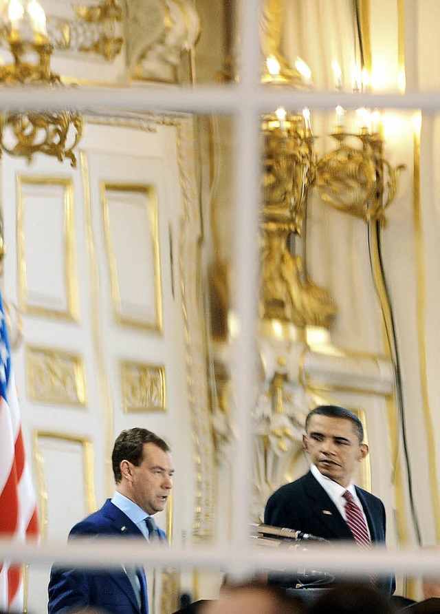Medwedew (links) und Obama spiegeln sich in der Prager Burg.  | Foto: AFP