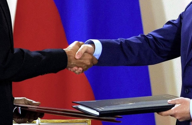 Hand drauf: Dmitri Medwedew  und Barac...der Unterzeichnung des neuen Vertrags   | Foto: dpa