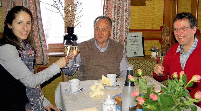 Johannes Thiet aus Essen (Mitte) wurde...hts Gastgeber Engelbert Strittmatter.   | Foto: Hans-Dieter Folles