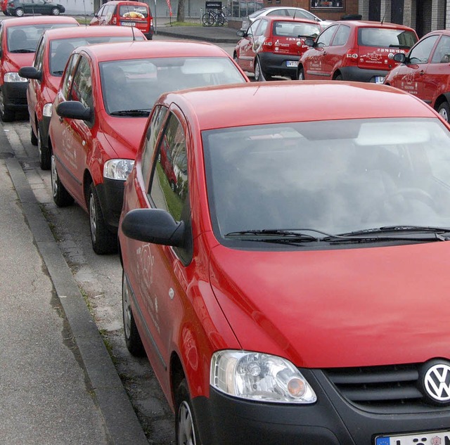 Rote Flotte: Die Autos der Sozialstati...rken entlang der Adolf-Senger-Strae.   | Foto: Ralf Staub