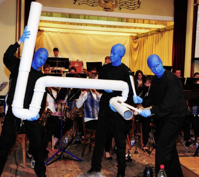 Mit ihrem selbstgebauten Instrument au...Trommler fr Stimmung im Kronensaal.    | Foto: Horst Dauenhauer