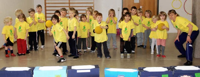 Alle tragen sie das gelbe T-Shirt und haben Freude an spielerischer Bewegung.   | Foto: Elfriede Mosmann