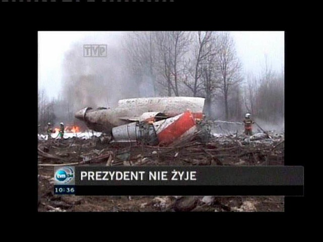 Ein Bild der verunglckten Prsidentenmaschine im polnischen Fernsehen  | Foto: dpa