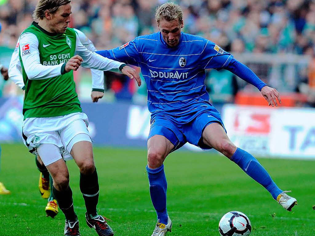 Defensivkollegen: Felix Bastians (rechts) gegen Werder-Verteidiger Clemens Fritz.