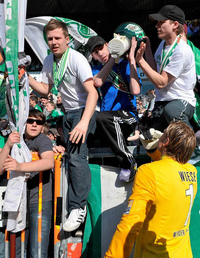 Werder-Torwart Tim Wiese feiert mit den Fans in der Ostkurve.