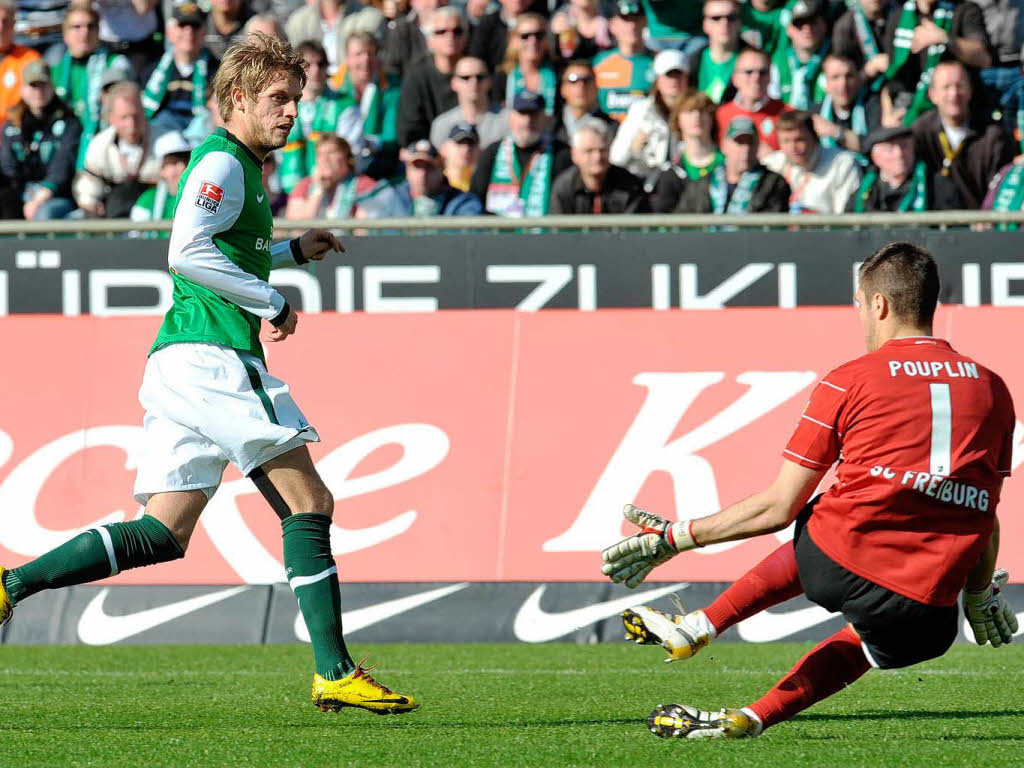 Der Bremer Aaron Hunt erzielt gegen Simon Pouplin das Tor zum 2:0.