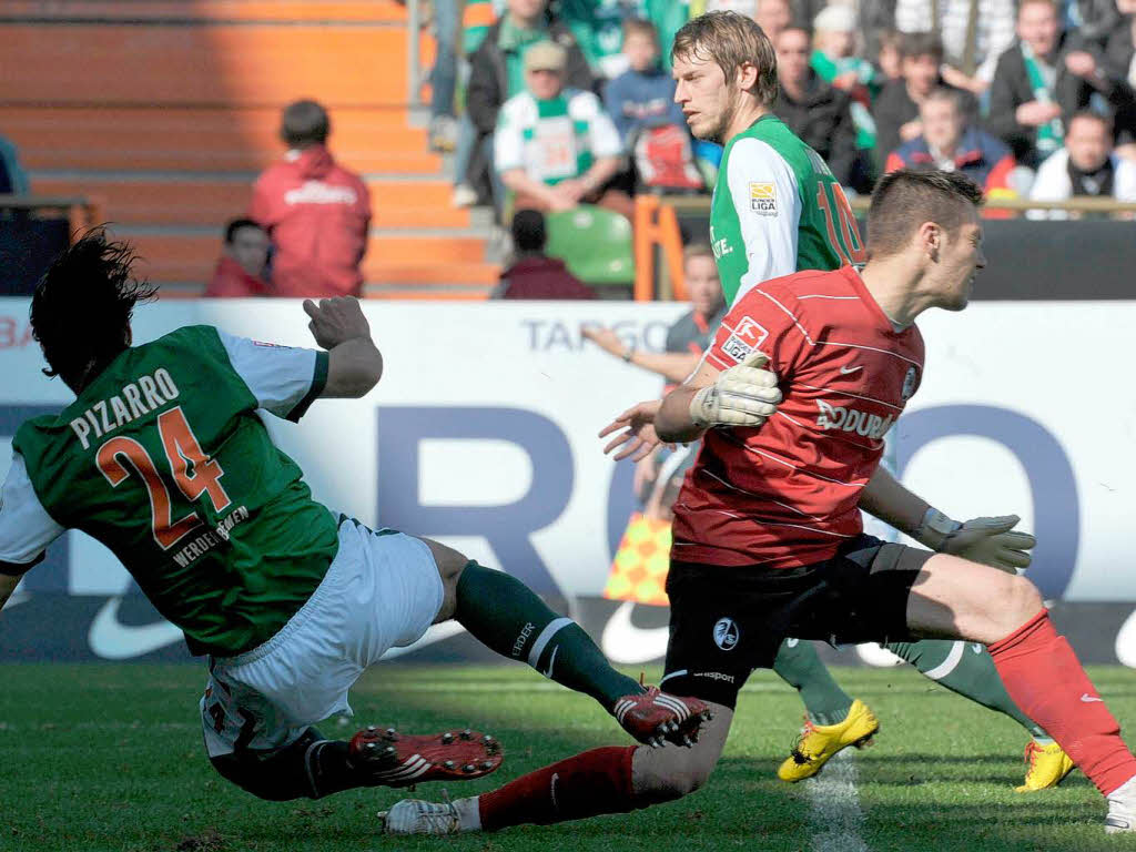 Claudio Pizarro erzielt gegen SC-Torwart Simon Pouplin das Tor zum 1:0, im Hintergrund Aaron Hunt.