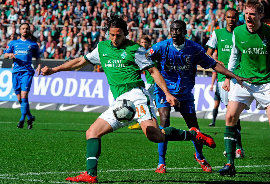 Vor dem Werder-Tor klrt Claudio Pizarro (Werder) vor Papiss Cisse.