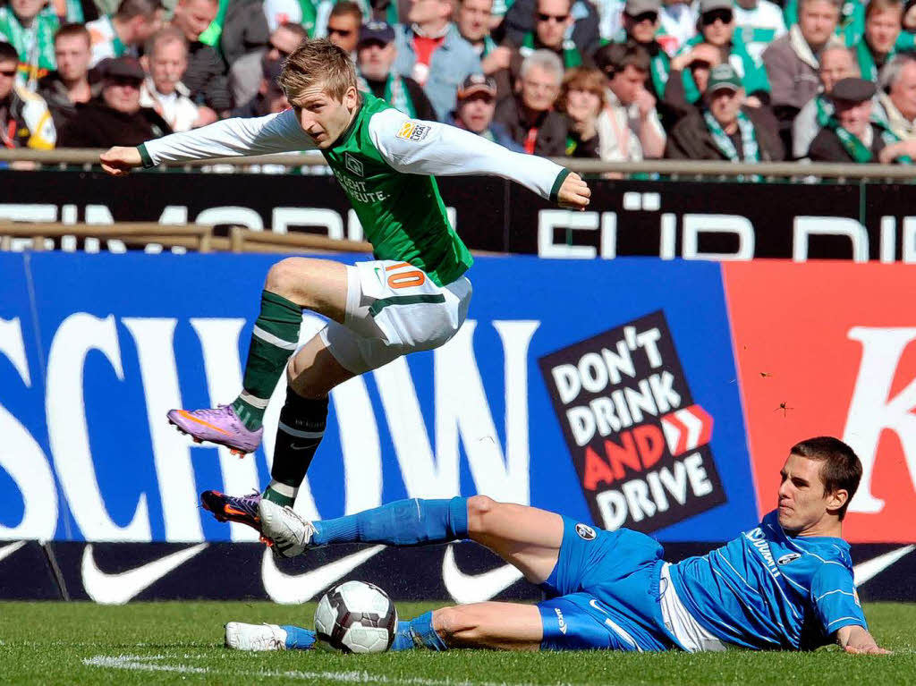 Eine leichte Hrde fr Werder: Marko Marin (oben) berspringt den Freiburger Johannes Flum.