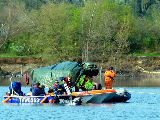 Suchaktion am Samstag nach dem vermissten Taucher im Matschelsee  | Foto: Wolfgang Knstle