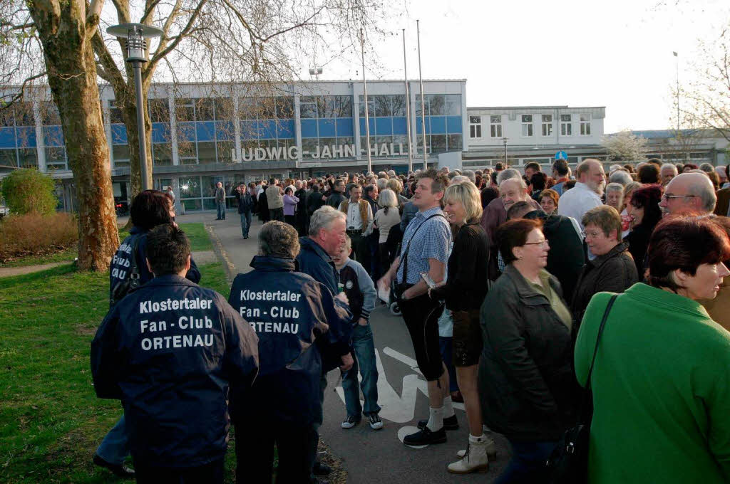 Andrang vor dem Schluss-Gig der Klostertaler in der Jahnhalle in Teningen