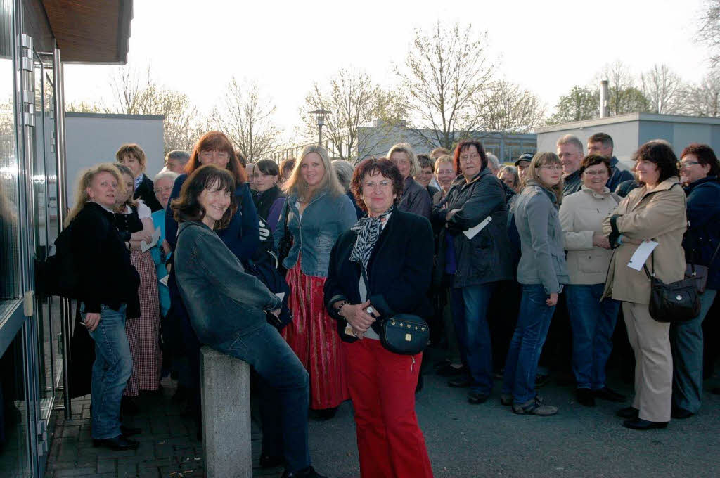 Andrang vor dem Schluss-Gig der Klostertaler in der Jahnhalle in Teningen