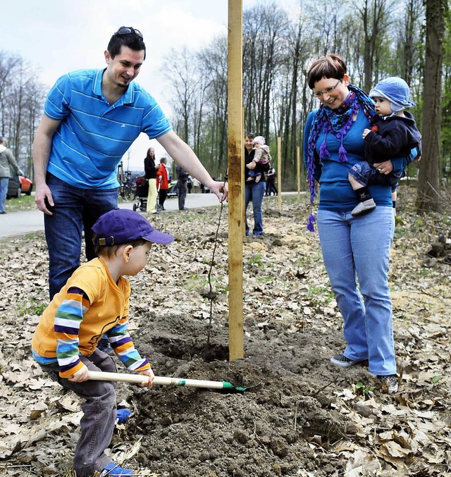 Frhliche junge Pflanzer setzten Jungbume.   | Foto: wolfgang knstle