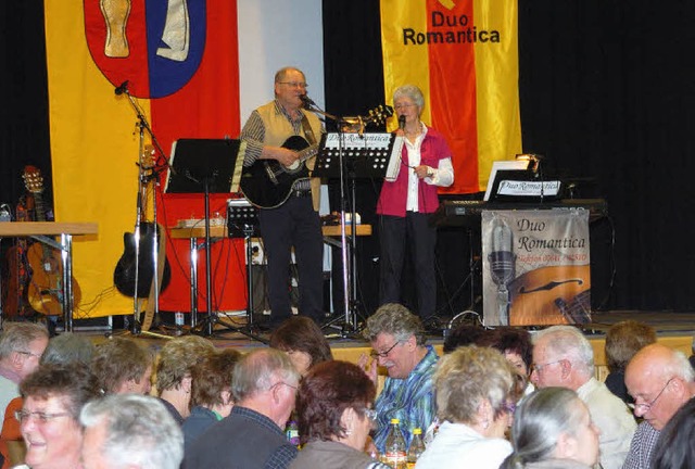 Rund  200 Sangesfreunde sangen zusamme...em Duo Romantica bekannte Volkslieder.  | Foto: Schweizer