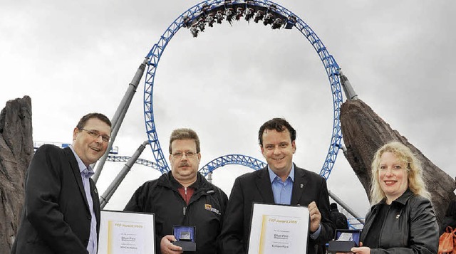 Den FKF-Award nahm Michael Mack (Zweit... den Blue Fire Megacoaster in Empfang.  | Foto: Europa-Park