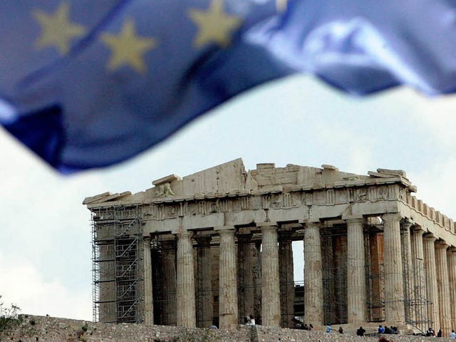 Die Flagge der Europischen Union weht nahe des Parthenons in Athen.   | Foto: dpa