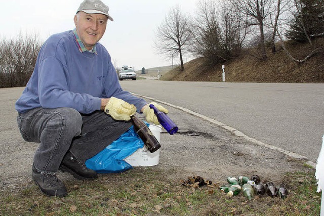 Vor allem Flaschen sind es, die Bernd ...oipenvereins bei ihrer Putzete finden.  | Foto: Jrn Kerckhoff