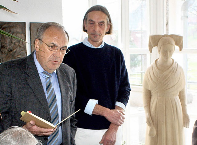 Herbert Baier und Bildhauer Hans-Joach...m Brchauer Gemeindehaus zu sehen ist.  | Foto: Heiner Fabry