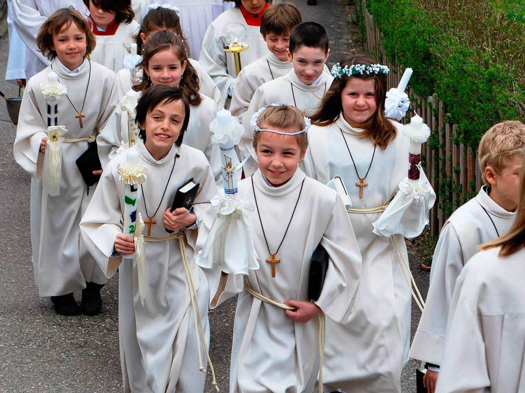 Bei khlen Temperaturen und Sonnenschein feierten  viele Mdchen und Jungen im Breisacher Mnster und in den katholischen Gemeinden am Kaiserstuhl ihre Erstkommunion. Auch die Kinder in Achkarren fieberten dem "Weien Sonntag" entgegen.