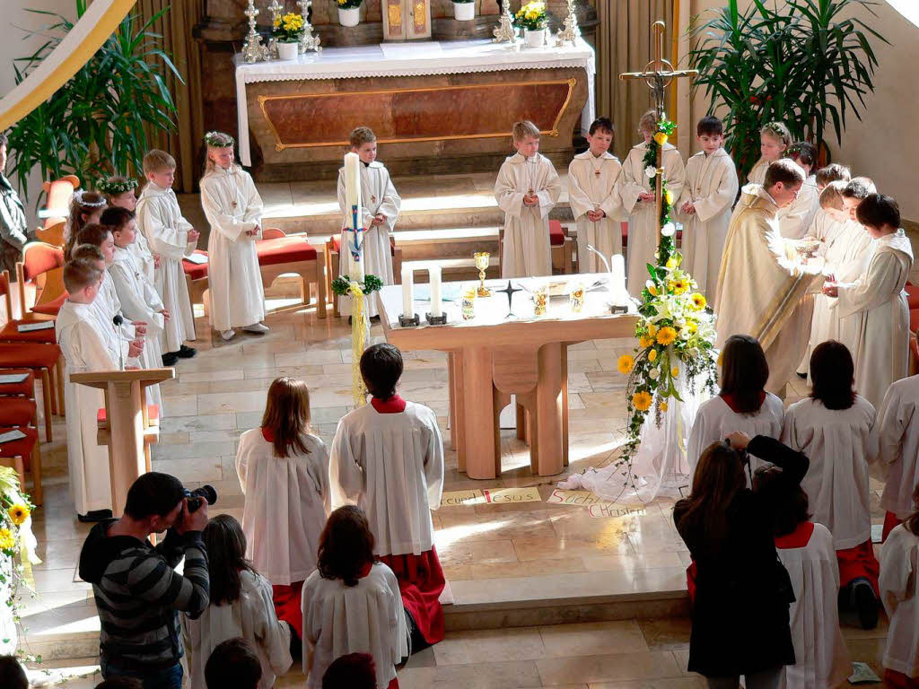 "Zum Tisch des Herrn" wurden sie erstmals gebeten, die Jungen  und Mdchen, die in der Pfarrkirche St. Mansuetus in Oberbiederbach ihre Erstkommunion feierten.
