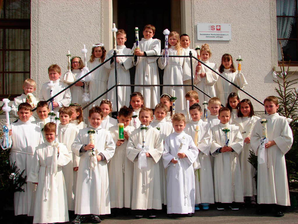 In Lffingen gingen 30 Mdchen und Jungen zum ersten Mal zur Heiligen Kommunion.