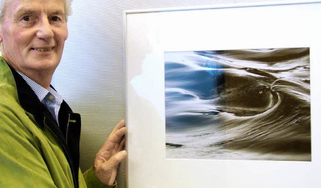 Jochen Specht mit einem seiner Rhein-Bilder   | Foto: Nicole Mai