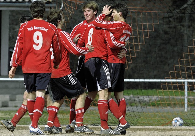 Tooooor! Die Bonndorfer Spieler bejube...ur 2:0-Fhrung durch Benjamin Schnle.  | Foto: seeger