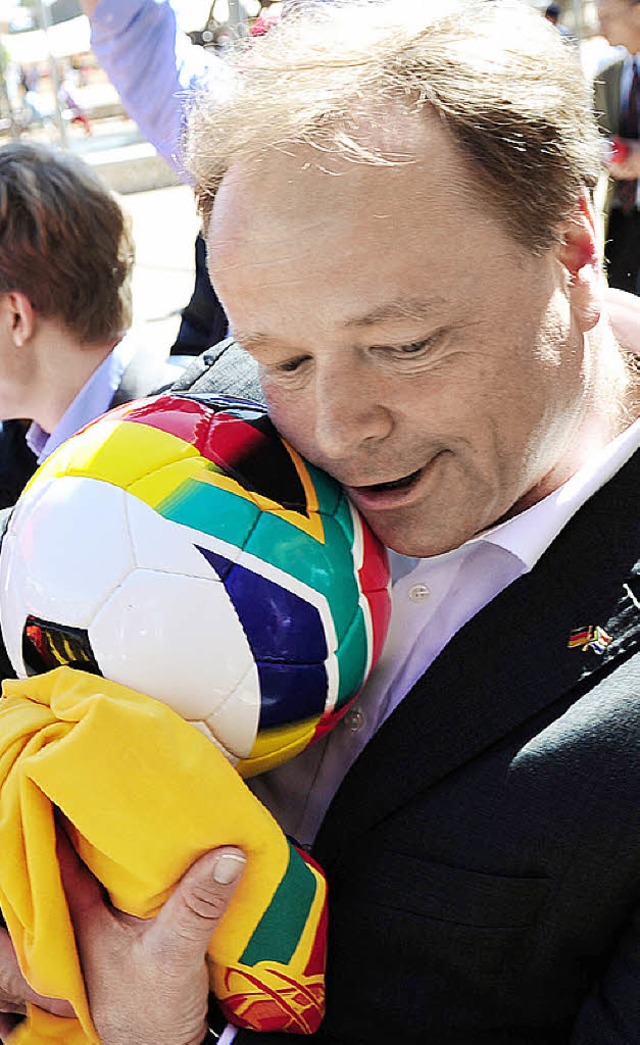 In den WM-Farben: Dirk Niebel, Ministe...ungshilfe,  beim Besuch in Kapstadt     | Foto: DPA