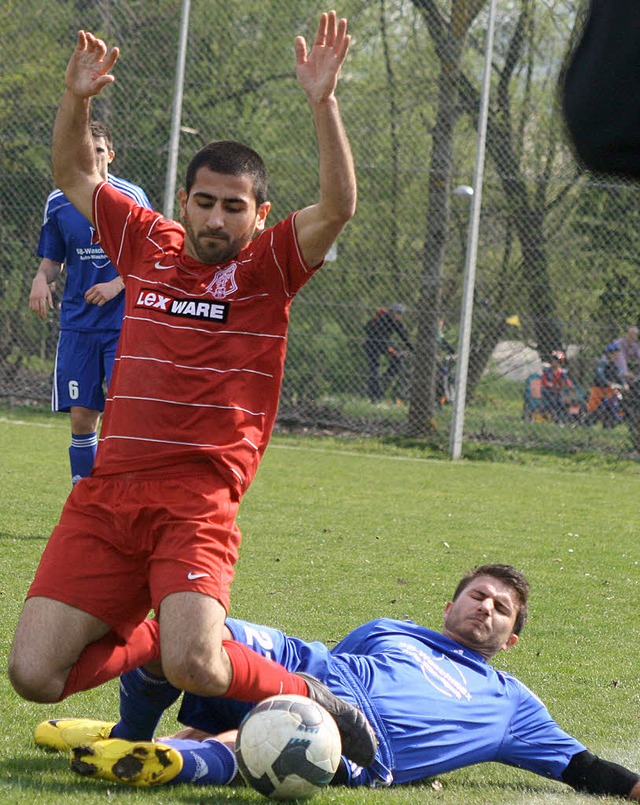 Der SV Waldkirch, hier mit Benedikt Du...C (hier mit Burak Gecer) in die Knie.   | Foto: Andreas Klein