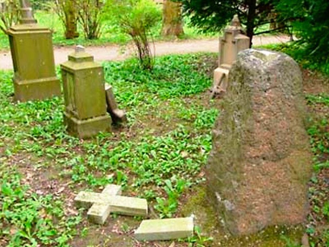 Abgeschlagene Kreuze auf dem Alten Friedhof in Freiburg  | Foto: Polizei