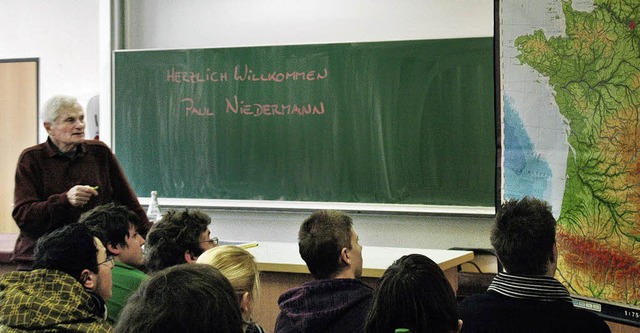 Paul Niedermann (links) berichtete Sch...ch als Zeitzeuge des Dritten Reiches.   | Foto: Schule