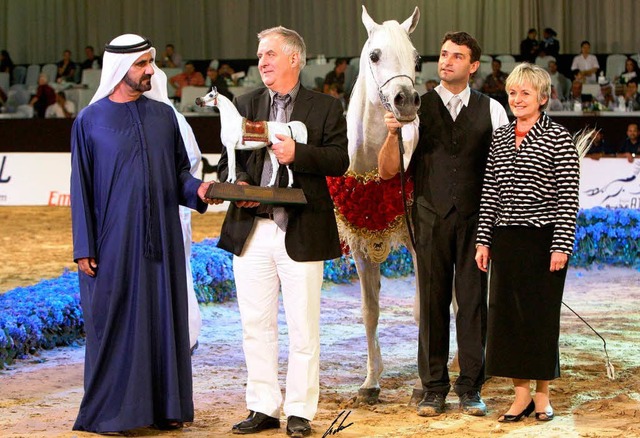 Der Herrscher von Dubai berreichte de...eiter von rechts) Trainer Frank Spnle  | Foto: wagner