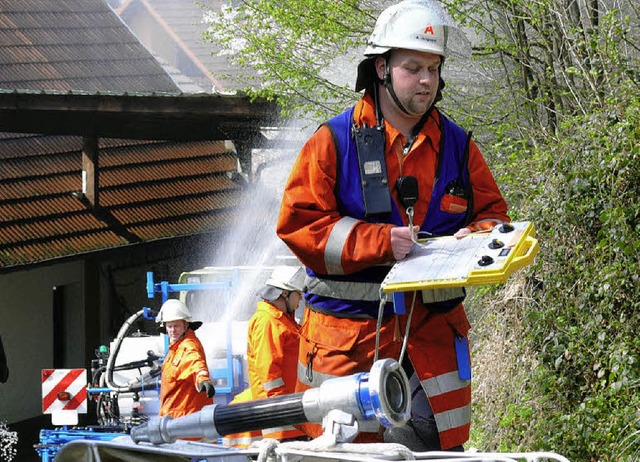 Vielseitig war die  bung der Hohberger Feuerwehr.   | Foto: frank leonhardt