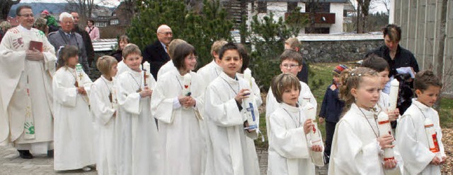 14 Mdchen und Jungen empfingen am Son...er vom Pfarrhaus zur Kirche geleitet.   | Foto: Dieter Maurer