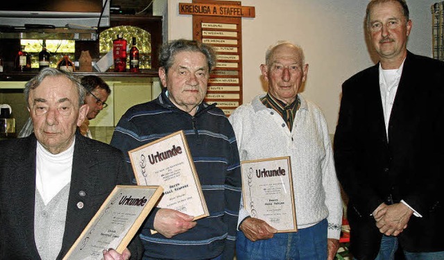 Der Vorsitzende Bernd Klaus (rechts) e...ngjhrige Mitglieder des SV Burkheim.   | Foto: herbert Trogus