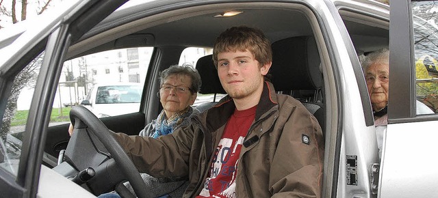 Zu den Aufgaben des Zivildienstleisten...,   Seniorinnen nach Hause zu fahren.   | Foto: Lauber