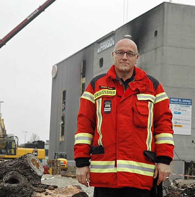 Feuerwehrkommandant Roland  Bopp vor dem ausgebrannten Khlhaus   | Foto: kathrin ganter