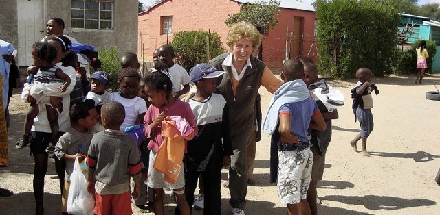 Brigitta Kaiser bei der Verteilung von Hilfsgtern in Okahandja.   | Foto: privat