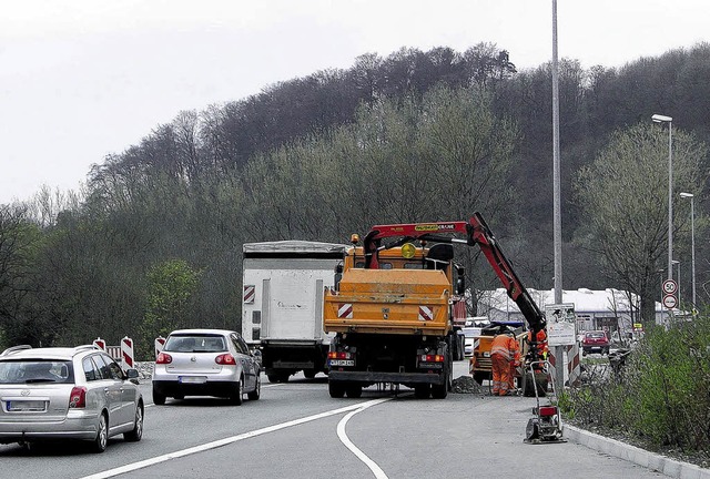 Auf eine Ampel mssen sich die Autofah... das Aufstellen der Signalanlage vor.   | Foto: Huber