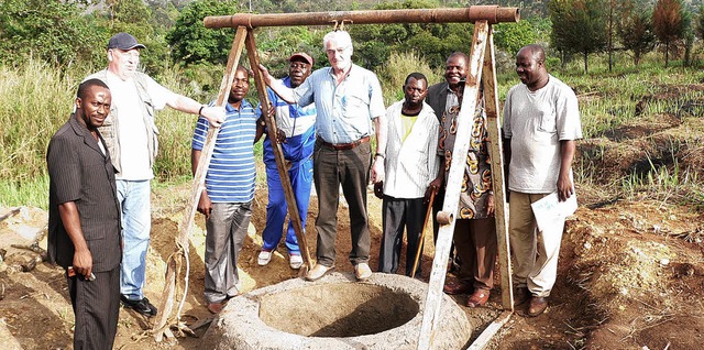 Der Freundeskreis Deutschland Kamerun ...zt mit 5000 Euro fr den Dorfbrunnen.   | Foto: privat