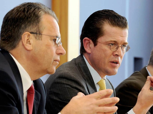 Frank-Jrgen Weise (links) und Karl-Theodor zu Guttenberg  | Foto: dpa