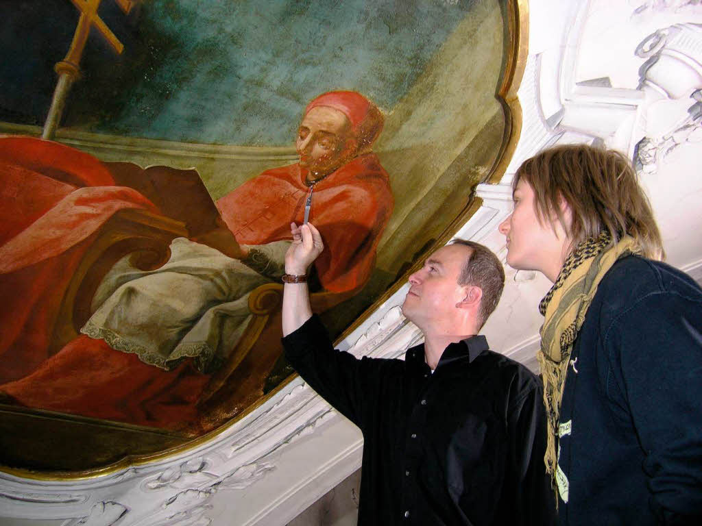 Mai 2007: Voruntersuchungen. Restaurator Eberhard Grether und Praktikantin Claudia Koch an einem Deckenbild ber der Empore.