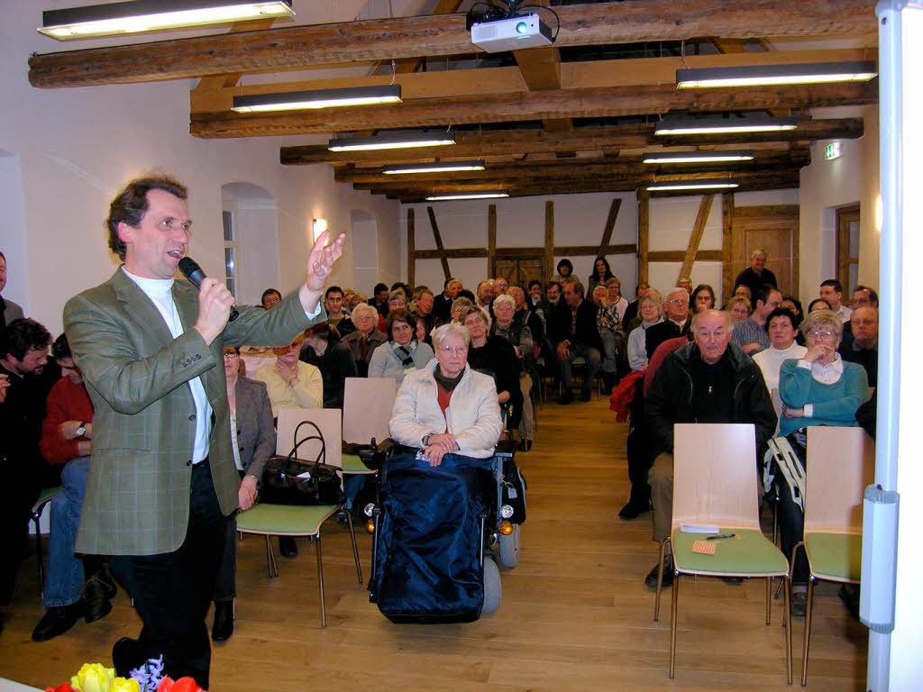April 2008: Gemeindeversammlung zur Renovierung mit Pfarrer Baumgartner als Moderator.