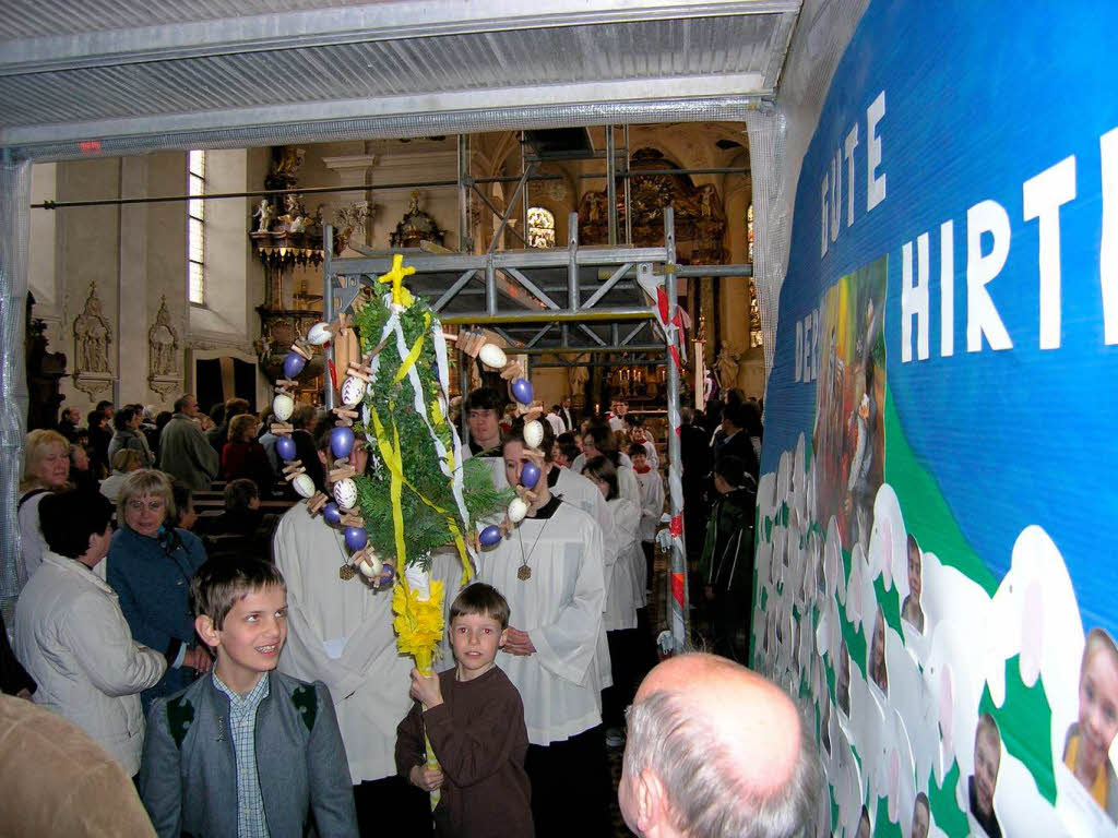 April 2009: Feierlicher Auszug der Pfarrgemeinde aus der Baustelle Peterskirche am Palmsonntag.