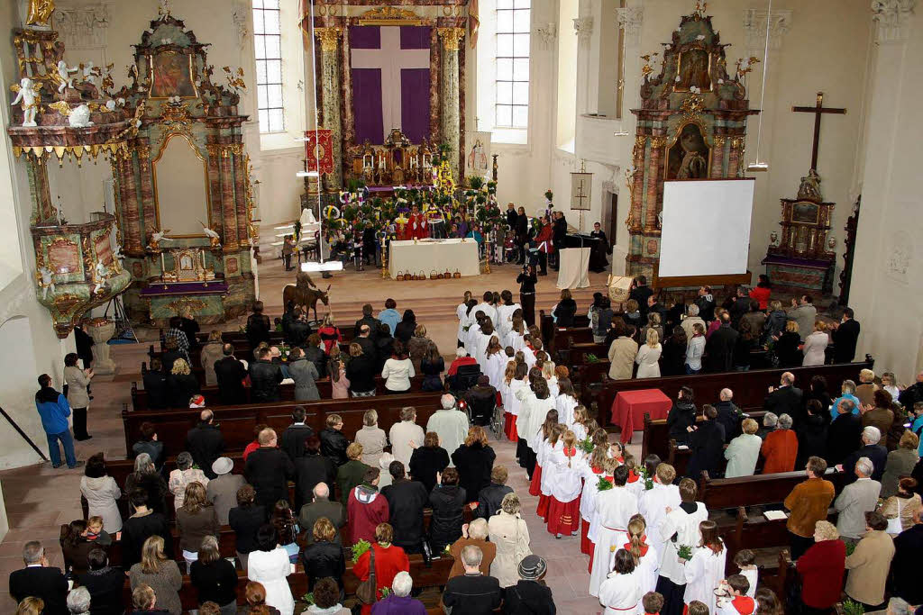Mrz 2010: Mit einem festlicher Gottesdienst an Palmsonntag nimmt die Pfarrgemeinde ihre Kirche wieder „in Betrieb“.
