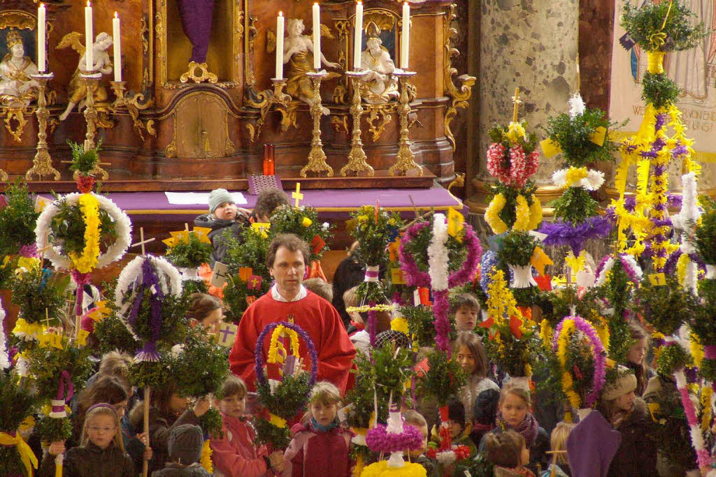 Mrz 2010: Mit einem festlicher Gottesdienst an Palmsonntag nimmt die Pfarrgemeinde ihre Kirche wieder „in Betrieb“.