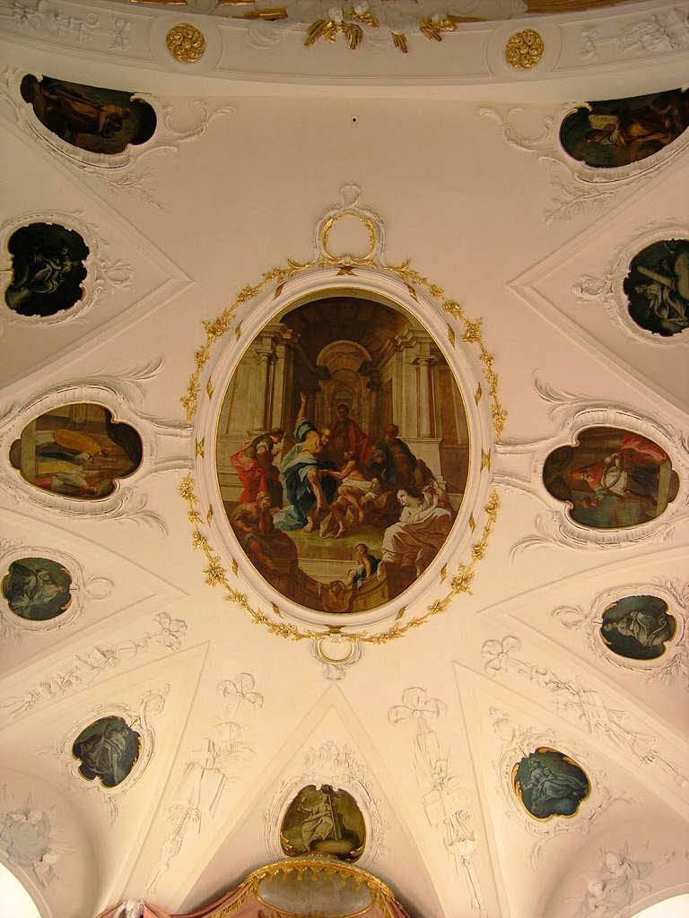 Das zentrale Bild an der Decke des Chorraumes, umgeben vom Bildprogramm aus Kirchenlehrern und Tugenden: Nach der Aufhellung der Bilder kann man die Figuren und Kompositionen wieder erkennen.