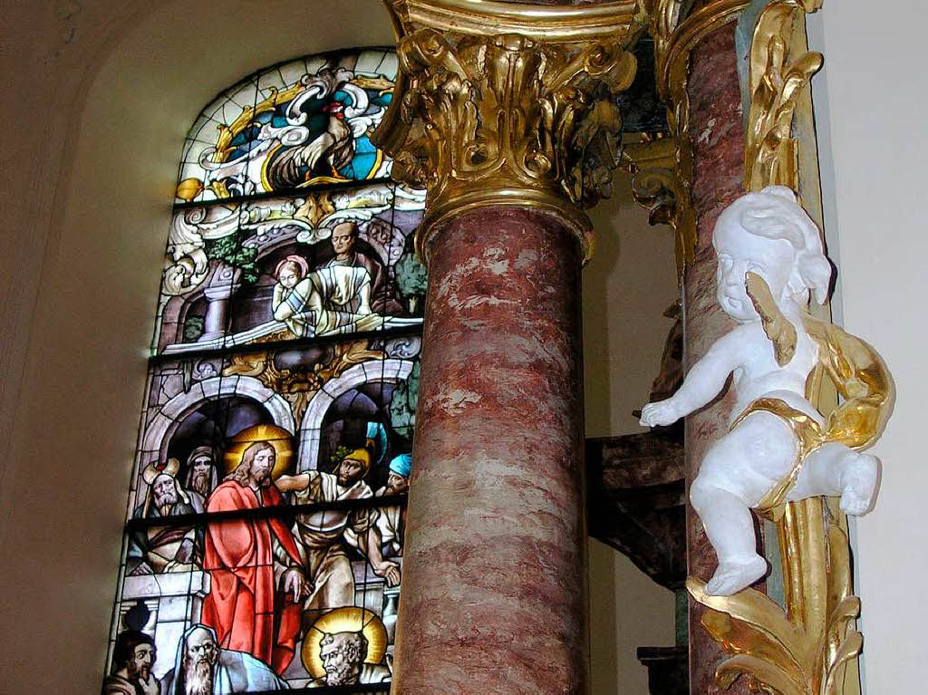 Intarsien wie Engel und Vergoldungen, hier am linken Seitenaltar, machen die Peterskirche zur Sammlung von Schmuckstcken.